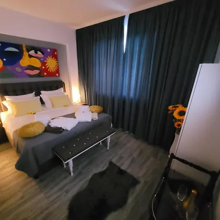 Apartment Crys Luxury By The Sea , First Line